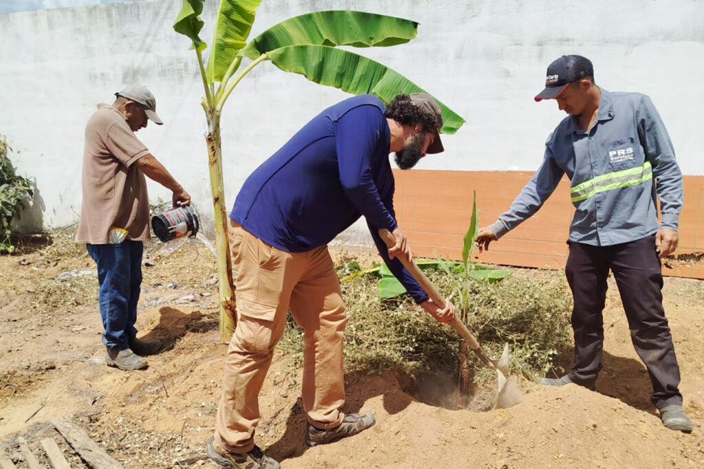 Construção do quintal agroecológico modelo na Casa de Diálogo